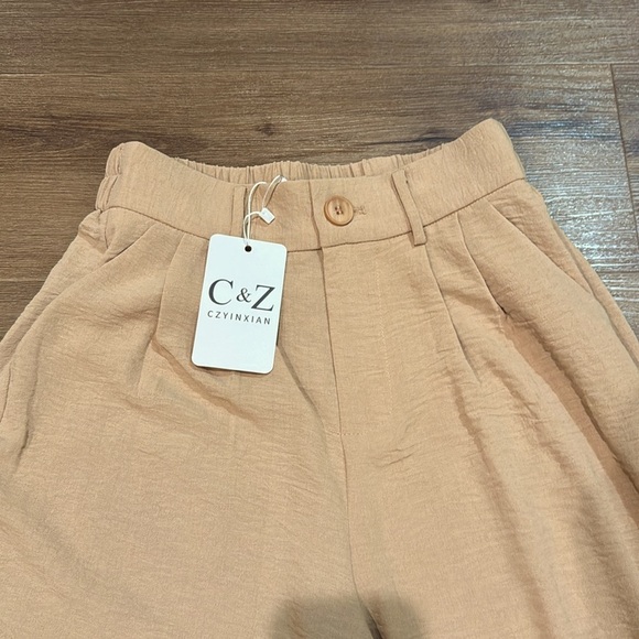 NWT Women's Beige High Waisted Wide Leg Pants with Pockets. Size Small - Picture 4 of 7